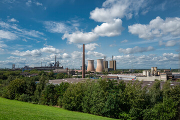 Duisburg Industrielandschaft mit herrlichem Himmel - 656016513