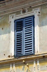 Ventana azul en Aldea de Kostanjevica na Krki en Eslovenia © BestTravelPhoto