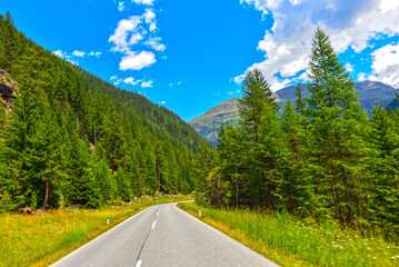 Die Venter Landesstraße (L240) in der Gemeinde Sölden - Tirol, Österreich