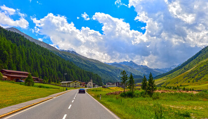 Die Venter Landesstraße (L240) in der Gemeinde Sölden - Tirol, Österreich