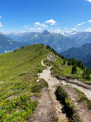Wanderer wandern auf dem Zillertaler Höhenweg während einer Alpenüberquerung in Österreich. 