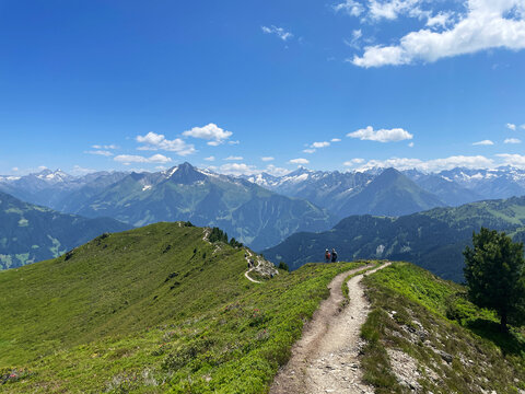 Wanderer wandern auf dem Zillertaler Höhenweg während einer Alpenüberquerung in Österreich. 