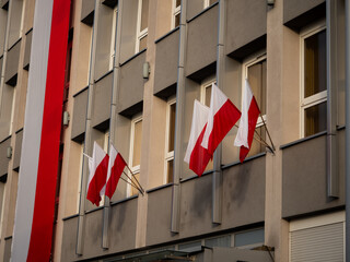 Polski flagi na maszcie - biało-czerwona flaga, Polska, 11 listopada, 3 maja, święto narodowe - obrazy, fototapety, plakaty