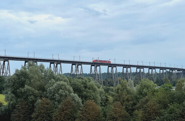 Zug auf Eisenbahnbrücke in Rendsburg 