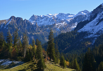 Bergpanorama uf der Alp Gitschenen im Isental, Kanton Uri, Schweiz