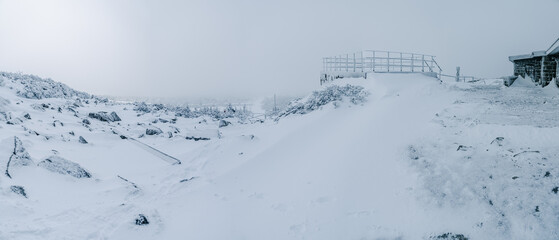 Obraz premium Panoramic view of a Karkonosze mountains with wooden hut of Szrenica mountain in the foreground, Poland
