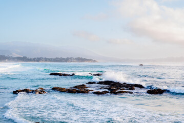 Obraz premium waves crashing in ocean.