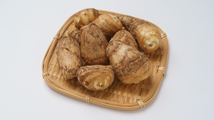 日本の里芋　白い背景