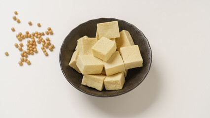 日本の高野豆腐と大豆・freeze-dried tofu｜白い背景
