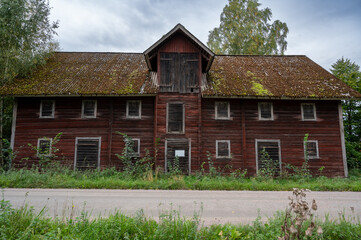 Big old abondoned hos with covered windows