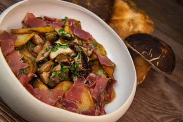 Recipe for Sarladaise potatoes with porcini mushrooms and Iberian ham, High quality photo