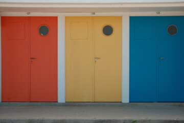 Portes de cabines de plages colorées à la plage de Trestaou à Perros-Guirec - Bretagne - France 