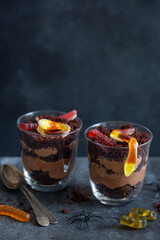 Graveyard dirt chocolate cups with  gummy worms - 656299365