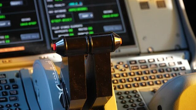 Levier de commande, manche d'un avion en gros plan dans le cockpit