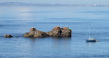 voilier devant les rochers &agrave; Plougasnou pointe du diben