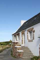 vieille maison bretonne face à la mer