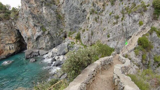 San Nicola Arcella - Scorcio dell'Arco di Enea e della spiaggia dell'Arco Magno dal sentiero