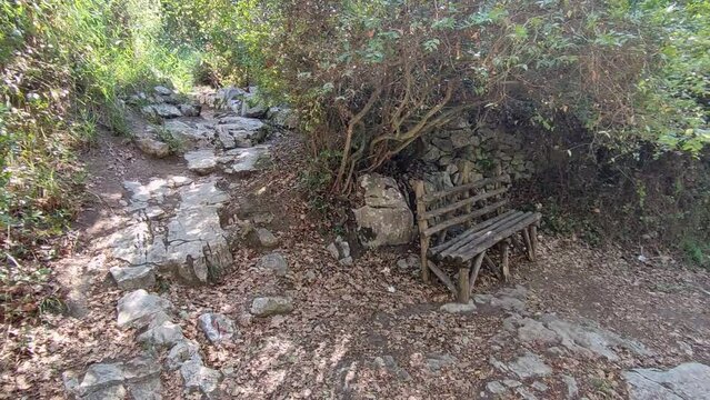 Torca - Bivio per Torca lungo il sentiero verso Crapolla