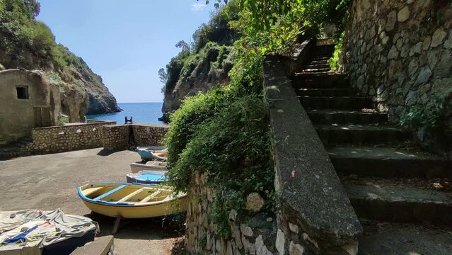 Torca - Scorcio di Marina di Crapolla dal sentiero di accesso