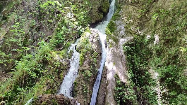 Senerchia - Panoramica verticale di una piccola cascata nel torrente Acquabianca