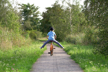 fröhlicher Junge fährt mit dem Fahrrad