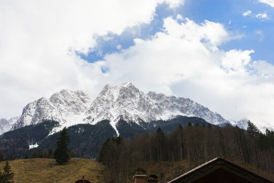 (Timelapse) Zeitraffer durch die Nacht mit Bergen und Sternen in Bayern Grainau Zugspitzregion