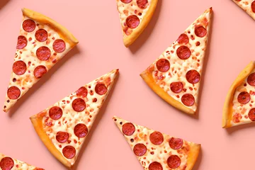 Foto op Plexiglas pepperoni pizza slices pattern on a pastel pink background, flat lay © AI for you