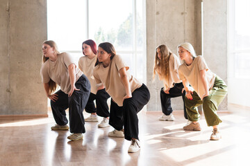 hip hop dance crew in the studio, synchrone moves of modern dances
