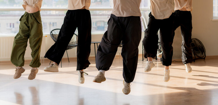 girls dancing crew in the gym jump in the air, choreo, synchrone moves