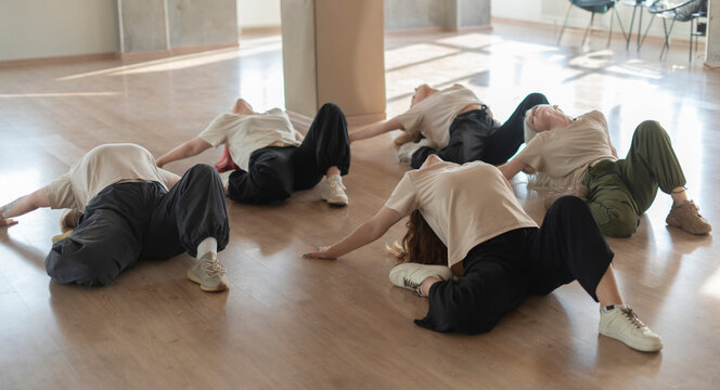 dance crew of girls doing moves on the floor, parter dance