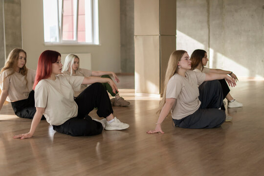 dance crew of girls doing moves on the floor, parter dance