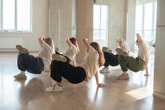 dance crew of girls doing moves on the floor, parter dance