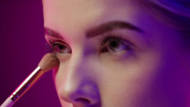 Kobieta malujje oczy