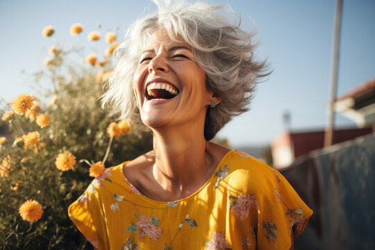 reife Frau lachend und sitzend im Freien, mature woman laughing and sitting outdoor