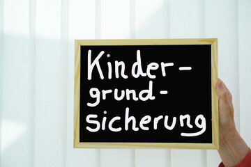 Tafel mit der  Aufschrift Kindergrundsicherung