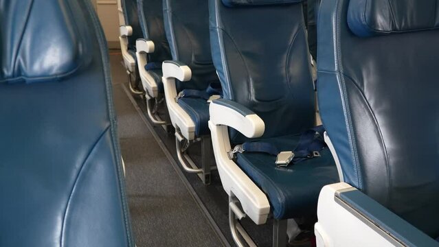 Int&eacute;rieur avion, si&egrave;ges et all&eacute;e vide, airplane interior, seats and empty aisle