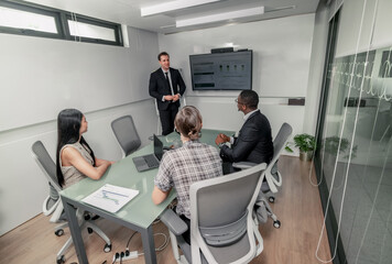 Obraz premium Advisor discusses financial reports, predicts risks, ensures resources are allocated adequacy.