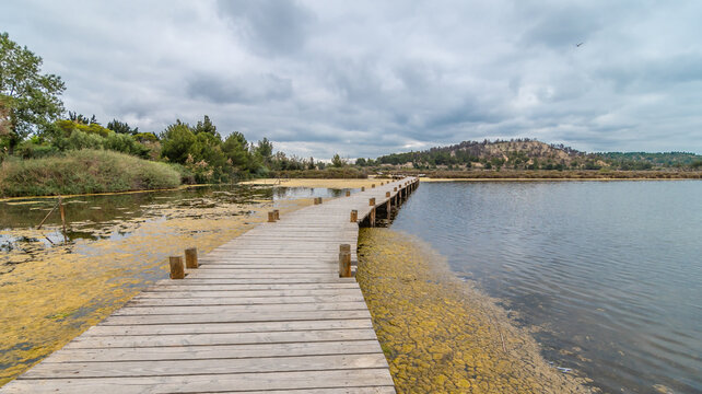 Ponton sur l'&eacute;tang de Peyriac-de-Mer dans le sud de la France.	