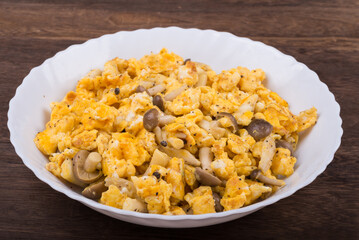 ブナシメジと卵の炒めもののアップ