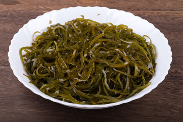 皿に盛った昆布の酢の物のアップ