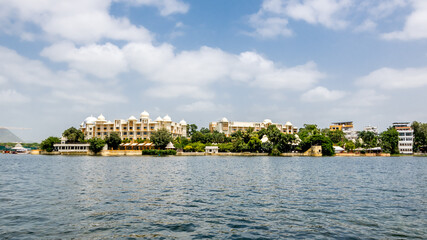Fototapeta premium Udaipur, Rajasthan - The Oberoi Udaivilas Udaipur Hotel is located on the bank of lake pichola