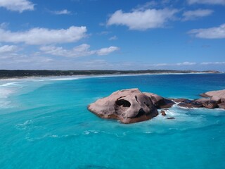 Fototapeta premium Luftaufnahme vom türkisblaue Meer am Twilight Beach in Esperance, Australien