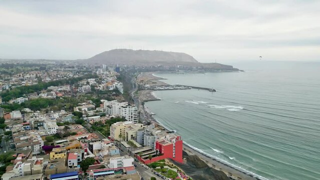 Vista a&eacute;rea da cidade de Lima no Peru. Regi&atilde;o de Barranco e Miraflores em dia nublado com vista das casas antigas e coloniais e oceano pac&iacute;fico ao fundo.