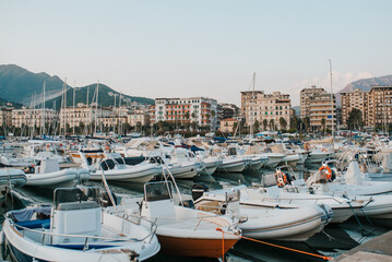 Salerno, Włochy, Italia, IT, podróże, podróż, miasto, wakacje, morze, łódź, statek, łódka, czółno, morski, jacht, port, marina, woda, zeglarstwo, dok, zagiel, wybrzeze, lato, tourismus, urlop © Agnieszka
