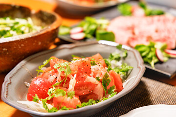 美味しそうな瑞々しいトマトのサラダ