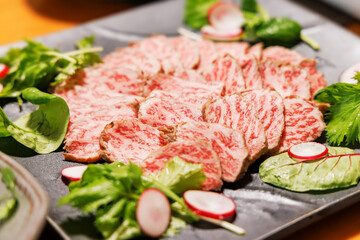 美味しそうな瑞々しい牛肉のたたき