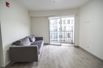 sala con balcon en edificio de departamento