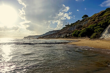 Bellissimo paesaggio marino con spiaggia sabbiosa e cielo azzurro con nuvole 9819