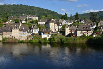 Fototapeta na wymiar little idyllic town of Argentat-sur-Dordogne with Dordogne River and reflections in quiet water