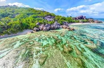 Crédence de cuisine en verre imprimé Anse Source D'Agent, île de La Digue, Seychelles Aerial view of world famous Anse Source d'Argent beach under a blue sky